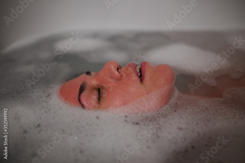 Mujer disfrutando de un baño