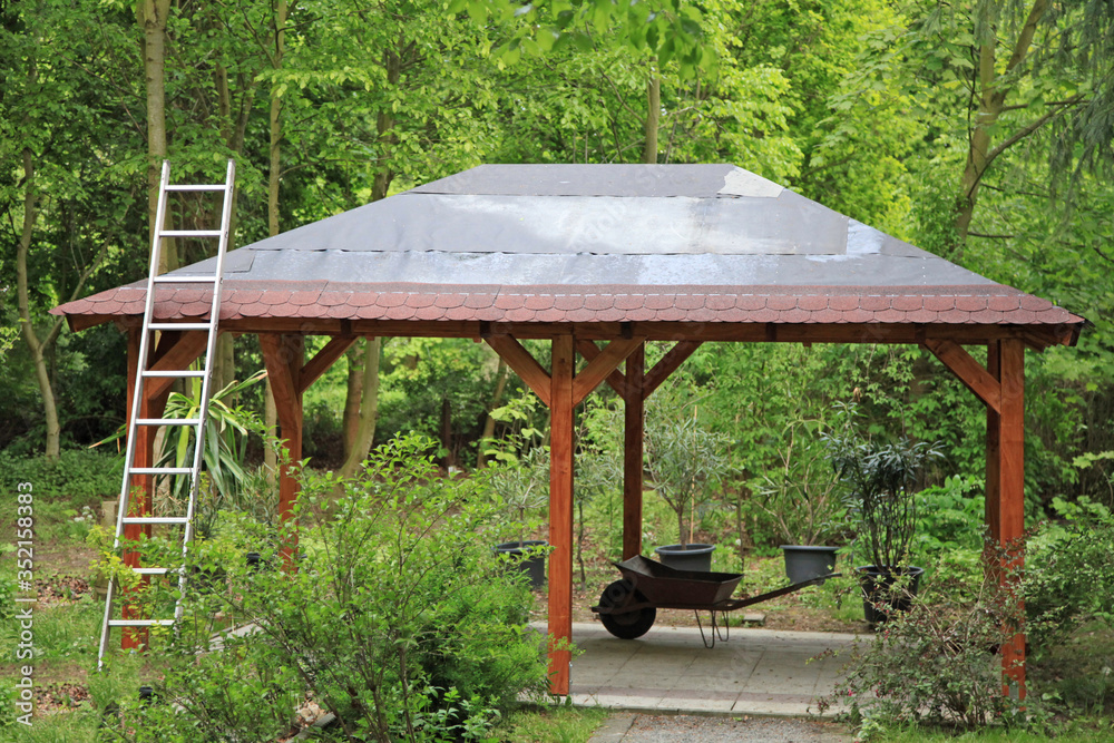 Dach decken eines Holzpavillons 