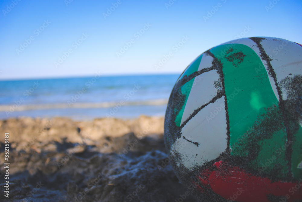 Obraz premium Pallone in spiaggia