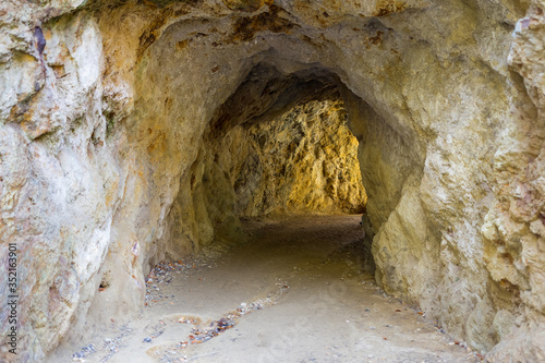 tunel wykuty w skale piaskowcu Rudawy Janowickie