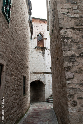 A narrow alley in the old town of sun-drenched © unww