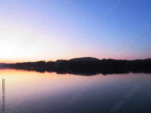 日本の田舎の風景　12月　川辺の夕景グラデーション　水鏡 © 史恵 堤