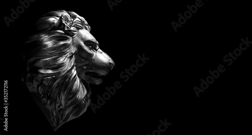 Canvastavla Lion statue, a stone sculpture