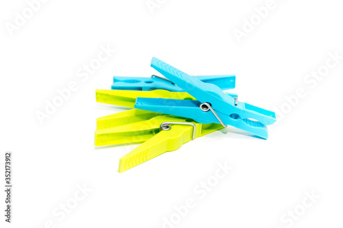 Plastik Wäscheklammern auf weißem Hintergrund