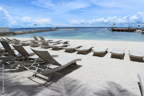 chairs on the beach side © Hinako