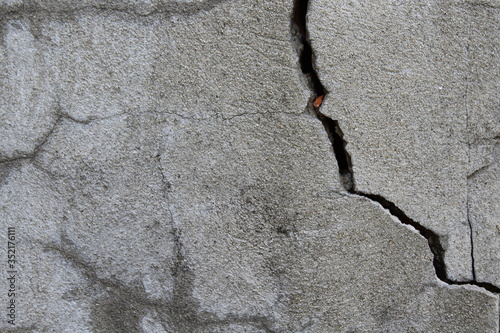 Crepa nel muro - scossa di terremoto photo