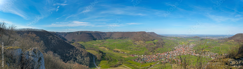 Blick vom Knaupenfels über das Neidlinger Tal auf der Schwäbischen Alb