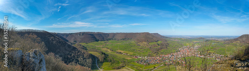 Blick vom Knaupenfels über das Neidlinger Tal auf der Schwäbischen Alb