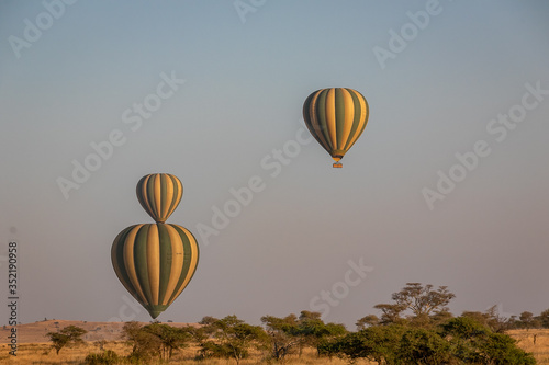 タンザニア・セレンゲティ国立公園のモーニングサファリで見た、バルーンサファリの気球と空