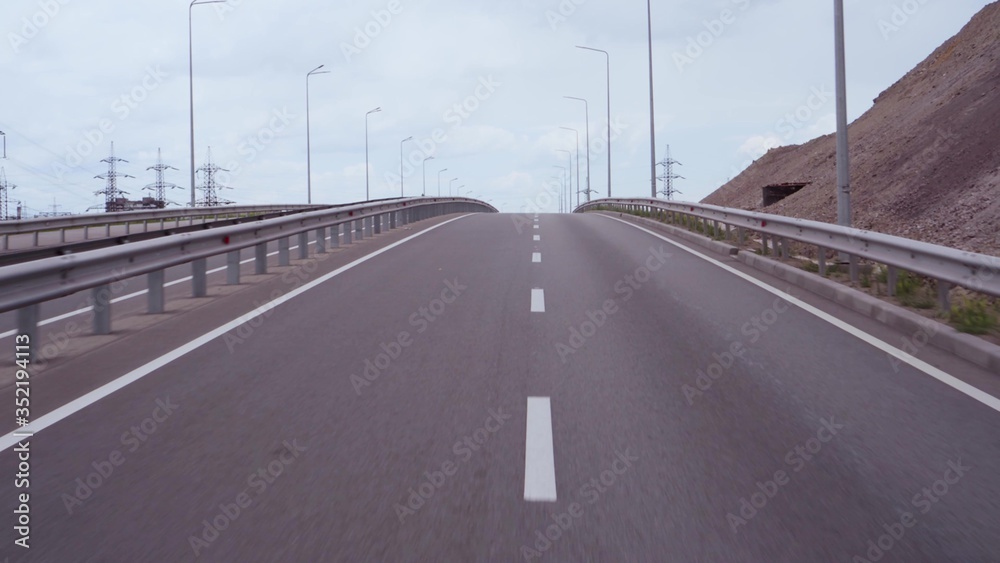 Naklejka premium Traffic on a winding expressway. City traffic. Empty track.