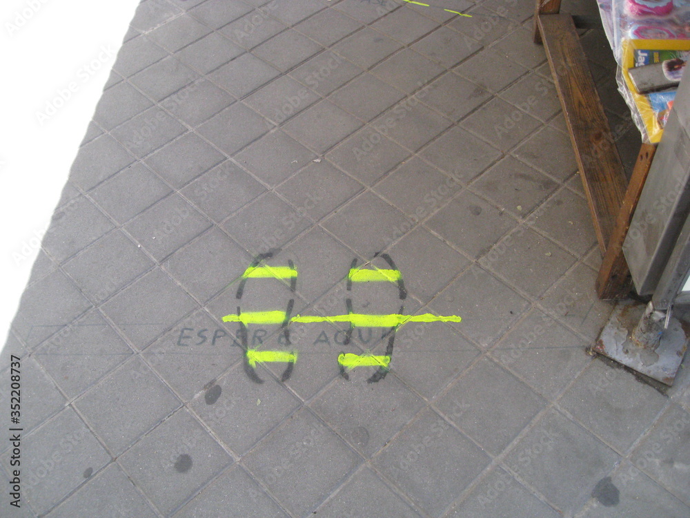 Obraz premium Pies dibujados en suelo con mensaje