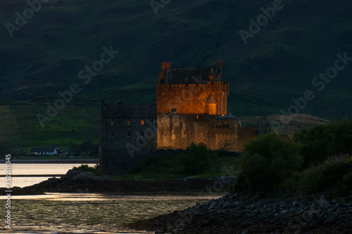 Eilean Donan Castle  schottische Burg in den Highlands von Schottland  beleuchtet bei Nacht