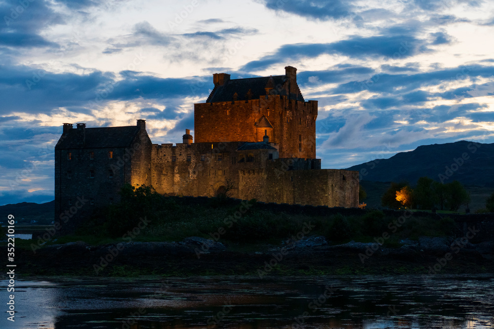 Eilean Donan Castle, schottische Burg in den Highlands von Schottland, beleuchtet bei Nacht