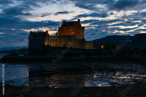 Eilean Donan Castle, schottische Burg in den Highlands von Schottland, beleuchtet bei Nacht