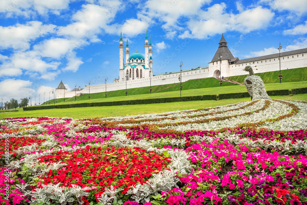 Кремль под синим небом  Kazan Kremlin under a blue sky with white clouds