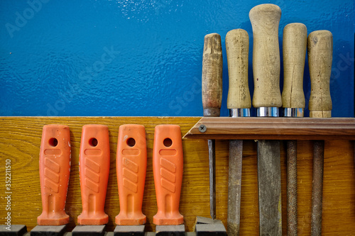 Fotografía The carpenter's tools hang neatly on the wall