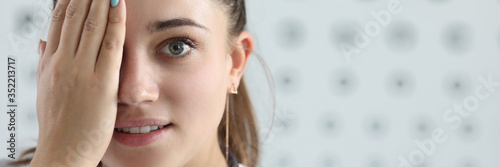 Foto Eye examination by specialist in eye disease.