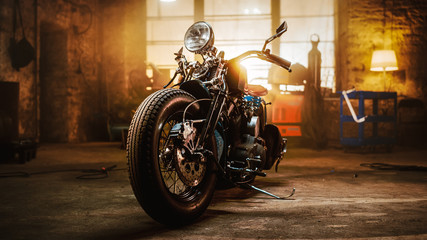 Tableau sur plexiglas Moto Bobber custom sous lampe chaude en garage  © Gorodenkoff