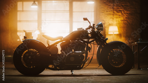 Foto Custom Bobber Motorbike Standing in an Authentic Creative Workshop
