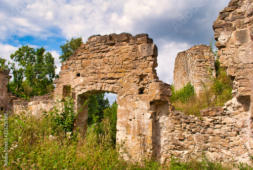 Tor und Mauern einer alten Ruine im Wald