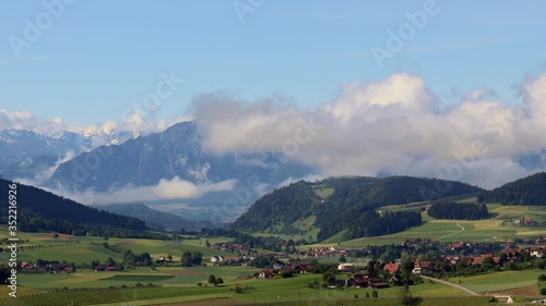 Wallpaper Mural Ein Blick auf die Schweizer Alpen im Zeitraffer am 24.05.2020 Torontodigital.ca