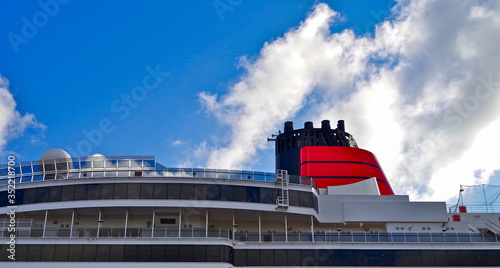 Photo Nahaufnahme Cunard Line Ozeanliner oder Kreuzfahrtschiff mit rotem Schornstein -