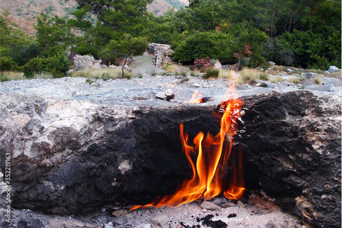 Foto Flames of Chimera mount, burning natural gas underground, rocks in Cirali, Turke
