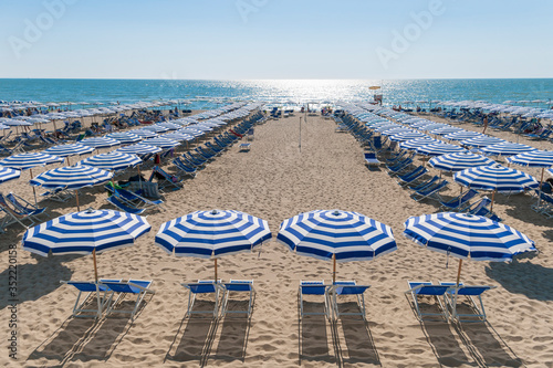 ombrelloni ordinati da spiaggia