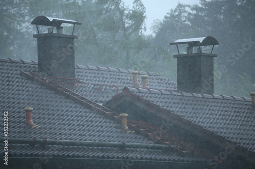 Starkregen auf Dach mit Schornstein