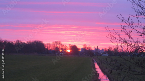 paars roze lucht boven melkfabriek van Rouveen