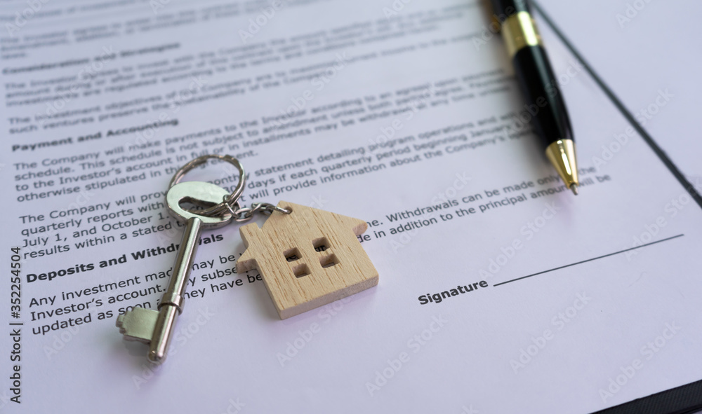 Fototapeta premium House key on contract of house purchase agreement near the signing