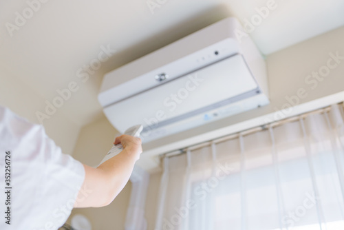 熱中症予防 冷房 エアコン 温度調節 換気 夏 リモコン リビング 女性 ウィルス対策 空気清浄機