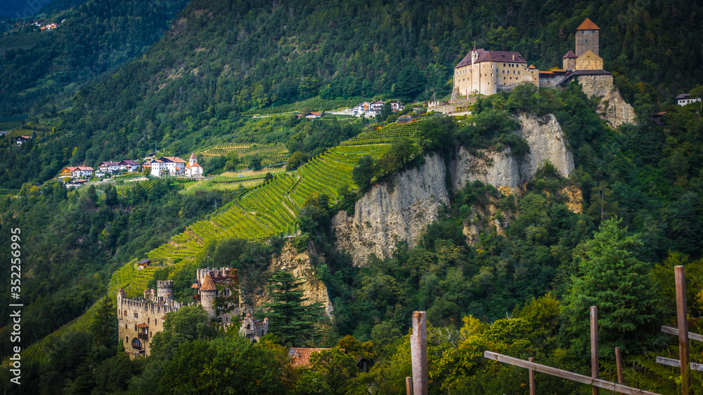 Zwei Schlösser am Tappeinerweg im Meraner Land in Südtirol