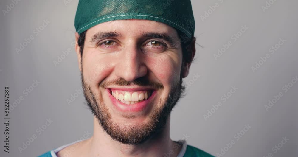 Medico con barba e cuffia che sorride