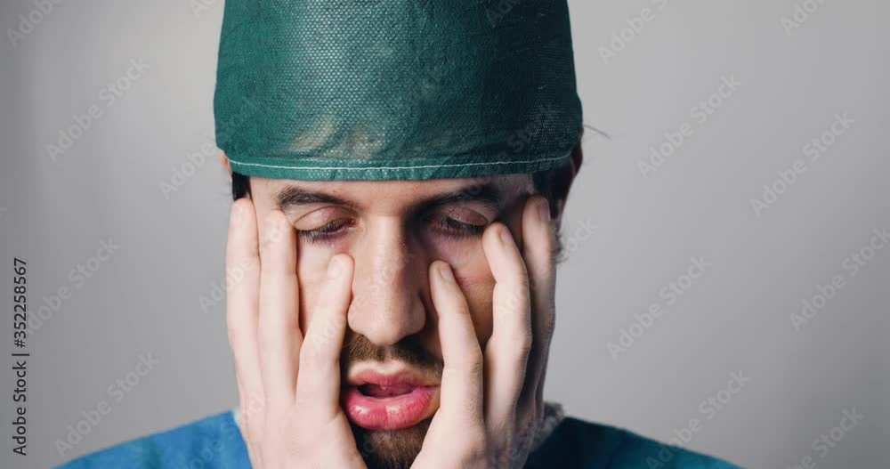 Medico disperato si mette le mani in faccia