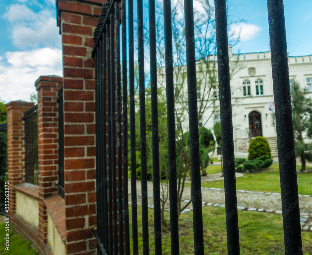 Obraz premium Zamek w Mrozowie za kratami ogrodzenia