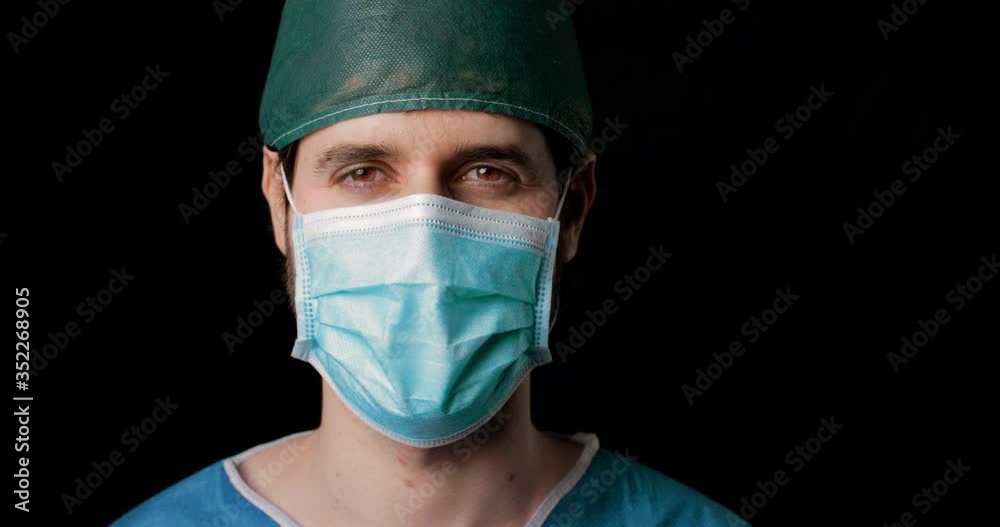 Medico con mascherina che sorride con sfondo nero Medico con mascherina che sorride con sfondo nero