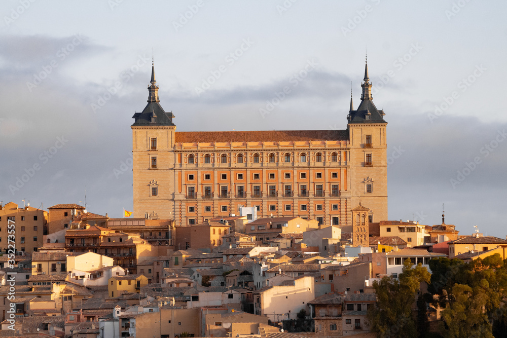 Fototapeta premium zoom del Alcazar de Toledo foto tomada desde el mirador del Rey 