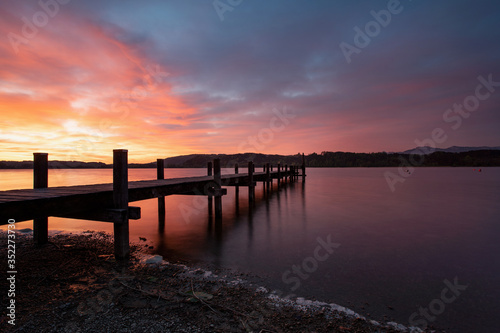 Sonnenaufgang am See - Morgenrot © Manuel Stockenreiter