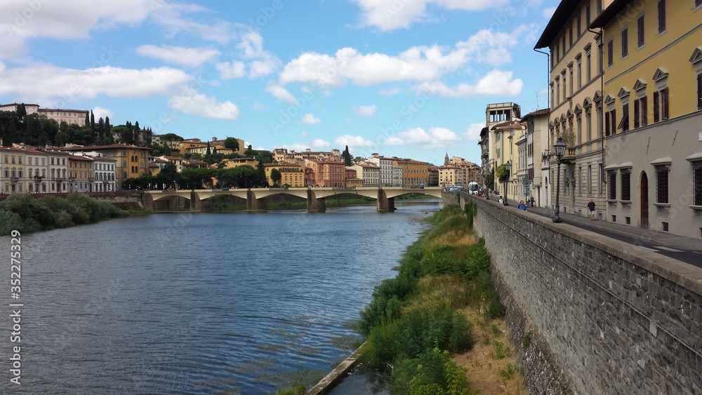 FLORENZ mit strahlend blauem Himmel