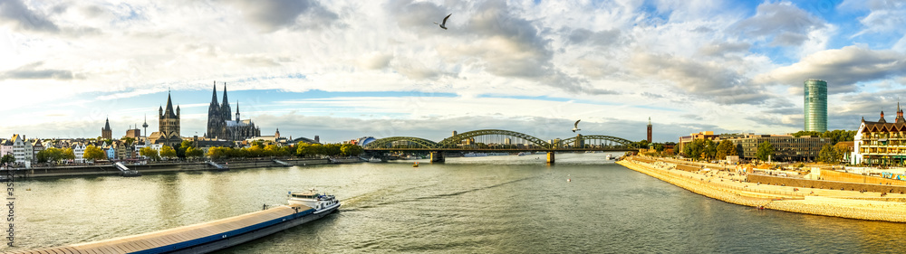 Kölner Dom und Hohenzollernbrücke, Panorama, Köln, Deutschland Kölner Dom und Hohenzollernbrücke, Panorama, Köln, Deutschland