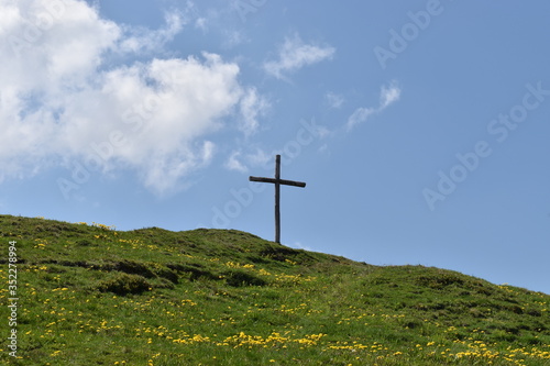 Jesus Kreuz auf einem Hügel in der Schweiz 17.5.2020