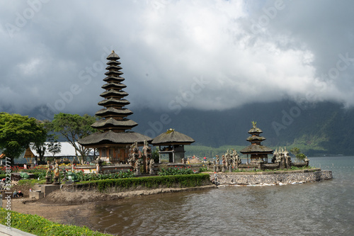 Temple sous les nuages    Bali