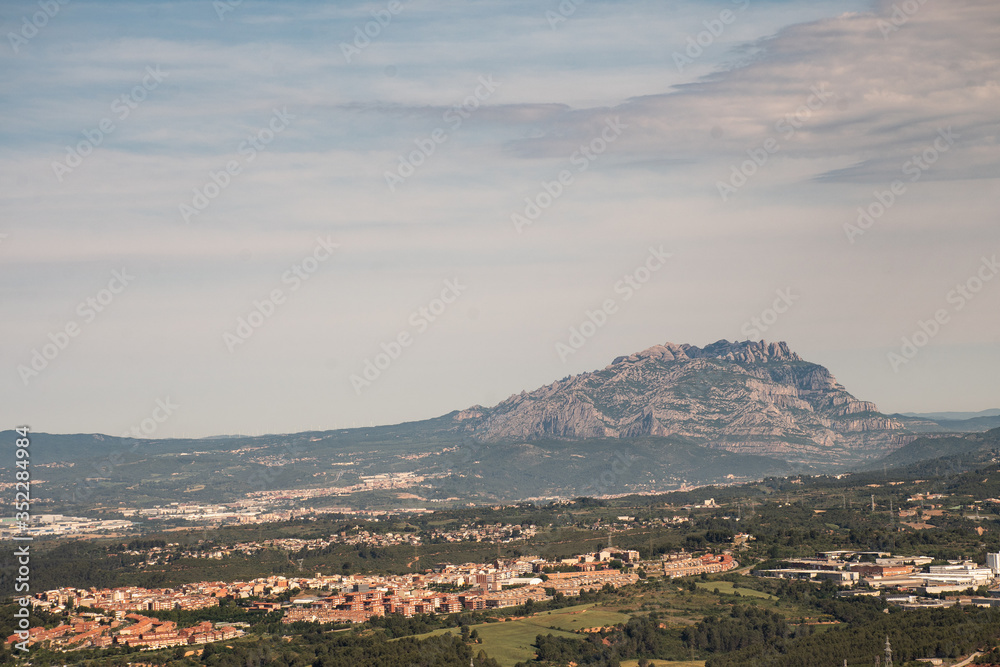 Vista lateral sobre Montserrat