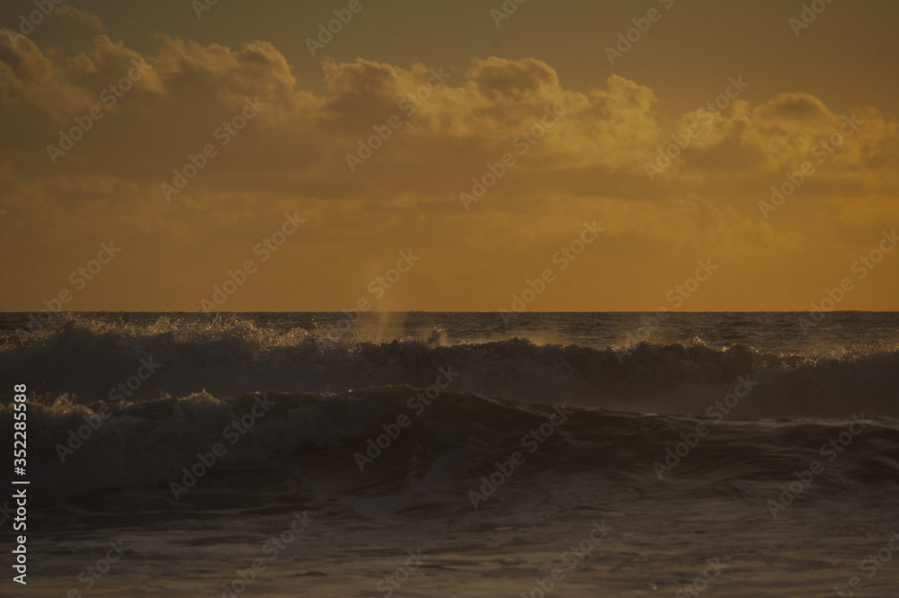 Obraz premium Magical dramatic sunset on a tropical beach.