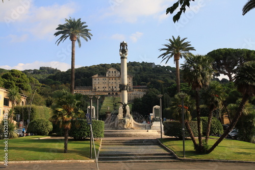 Φωτογραφία Monument in palms garden view. Italian city Frascaty park