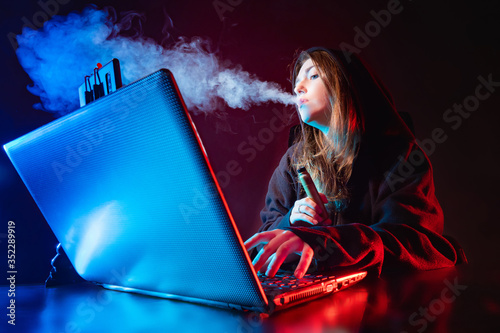 A girl blogger smokes a VAP...