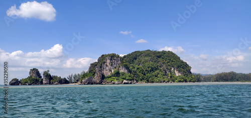 Isla desierta en Tailandia photo