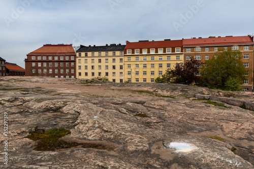 Φωτογραφία Historical residential buildings and bedrock in Helsinki, Finland