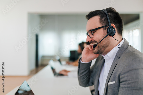 Foto Close-up portrait of a helpline operator talking with a client, copy space